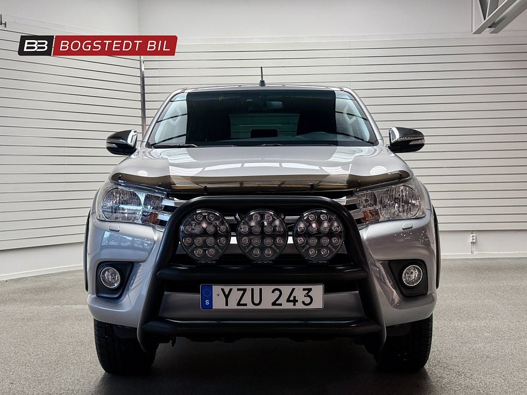 Toyota Hilux Dubbelhytt 2.4 AWD Automat |Kåpa|Värmare|Drag|Diffspärr