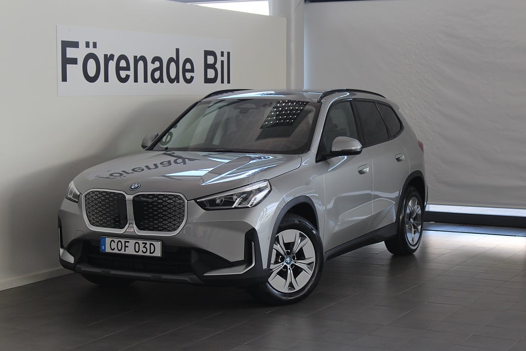 BMW iX1 eDrive20 Active Edition Dragkrok Rattvärme Tonade Rutor