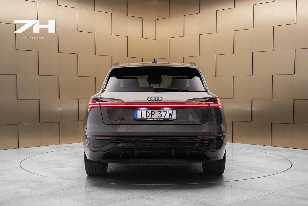 Audi q8-e-tron Q8 55 e-tron quattro S line / Luftfjädring / HuD / Dra