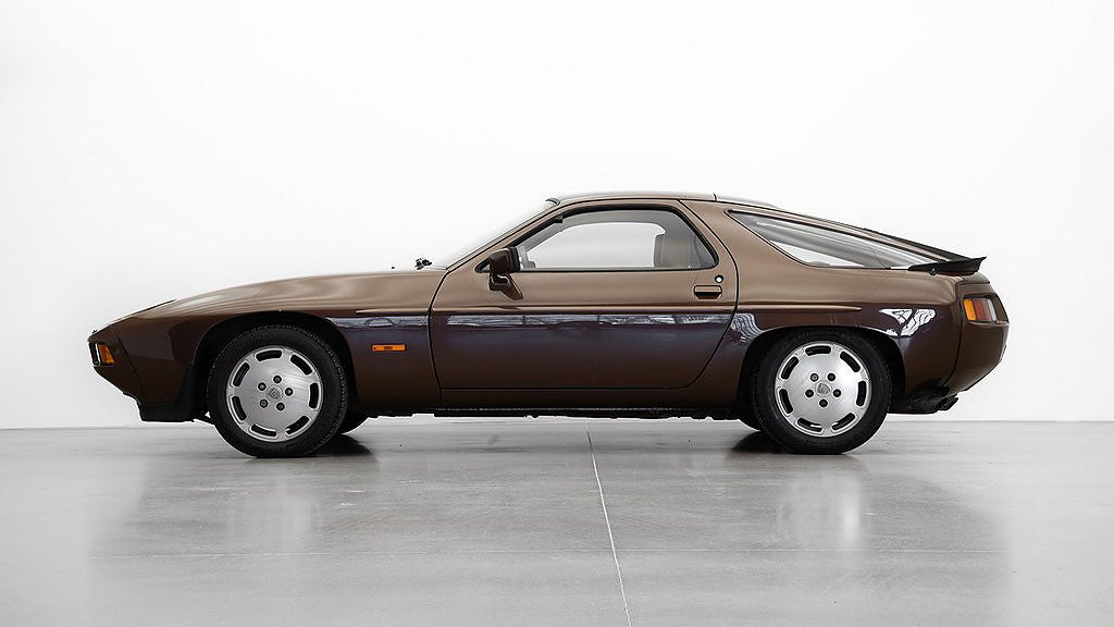 Porsche 928 S har en V8-motor på 300 hästkrafter. 