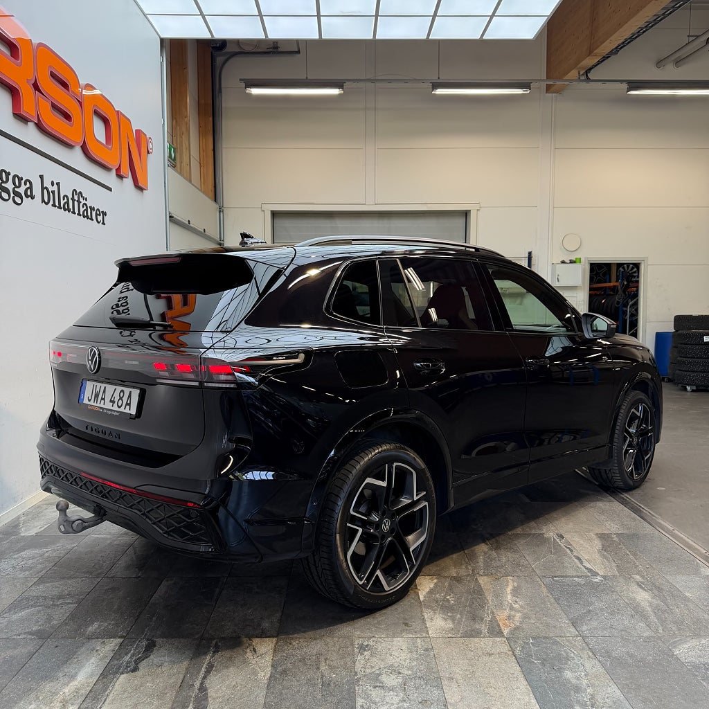 Volkswagen Tiguan 2.0 TDI 4M R-Line Black Edt 360° Massage Värmare Drag