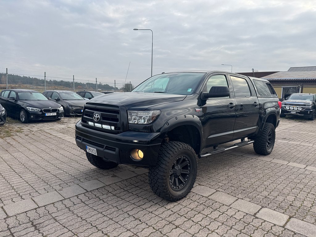 Toyota Tundra 5.7 V8 386HK iFORCE 4WD CREWMAX SKINN KÅPA 