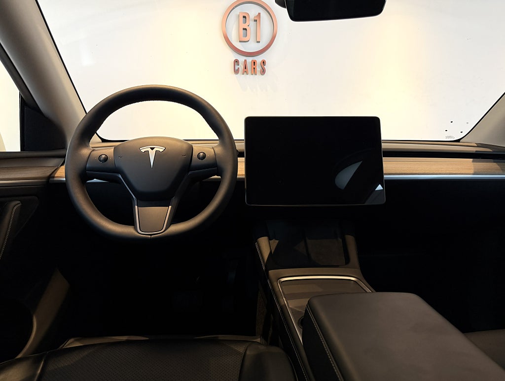 Tesla Model Y Long Range RWD Long Range VÄRMARE SKINN PANO SVENSKSÅLD