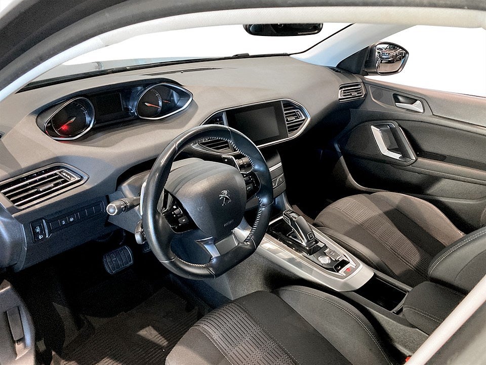 Bild på Peugeot 308 5D Allure 1.2 PT 130hk Aut - DRAG, CARPLAY