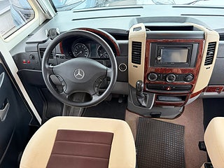 Husbil-integrerad Le Voyageur LX850 Mercedes (184HK AUT) Queensbed! ALDE! Hydrauliska stödben! 3 av 23