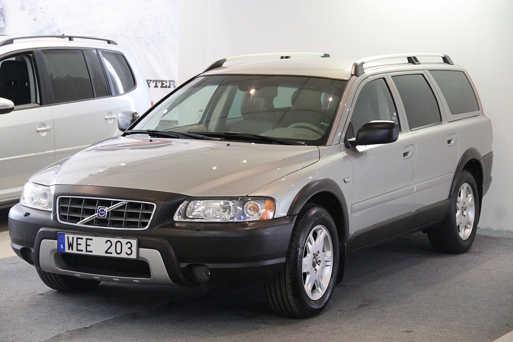 Volvo XC70 2.5T AWD EN ÄGARE AUTOMAT MOMENTUM  DRAG NY BESIKTAD