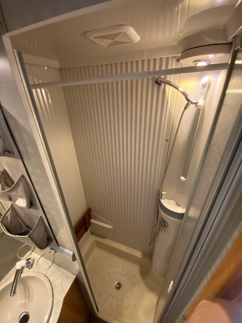 Bürstner i 640 Elegance / ALDE / Solcell / B-kort / Dragkrok - Bürstner