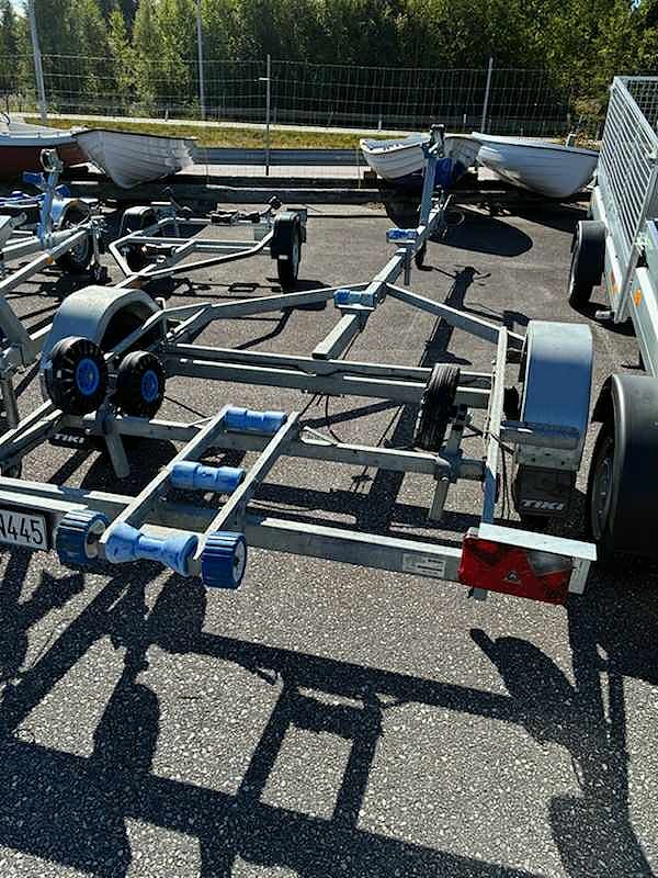 Tikitreiler 1250 BT bromsad 80 km/h båttrailer  