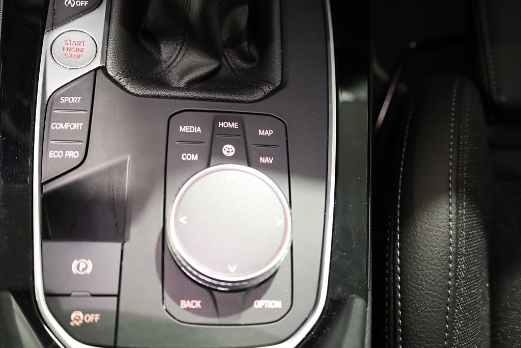 BMW 118I Sport line Navi PDC CarPlay Leasbar 2022