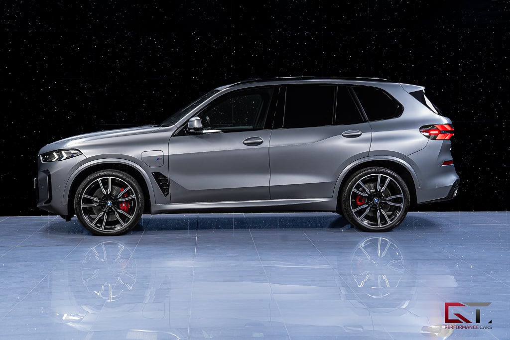 BMW X5 xDrive50e M-Sport Pro 2026 MOMS Frozen B&W Pano Sky 22"
