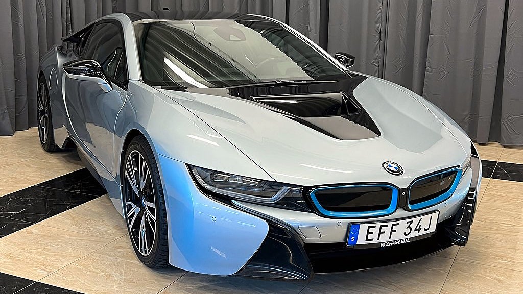 BMW i8 har en rak trea som får hjälp av en elmotor.