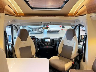 Husbil-halvintegrerad Adria CORAL PLUS 670 SLT 12 av 22