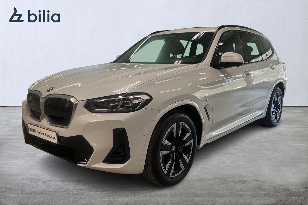 BMW iX3 M-Sport Charged | Panorama | Backamera | Adaptiva strål