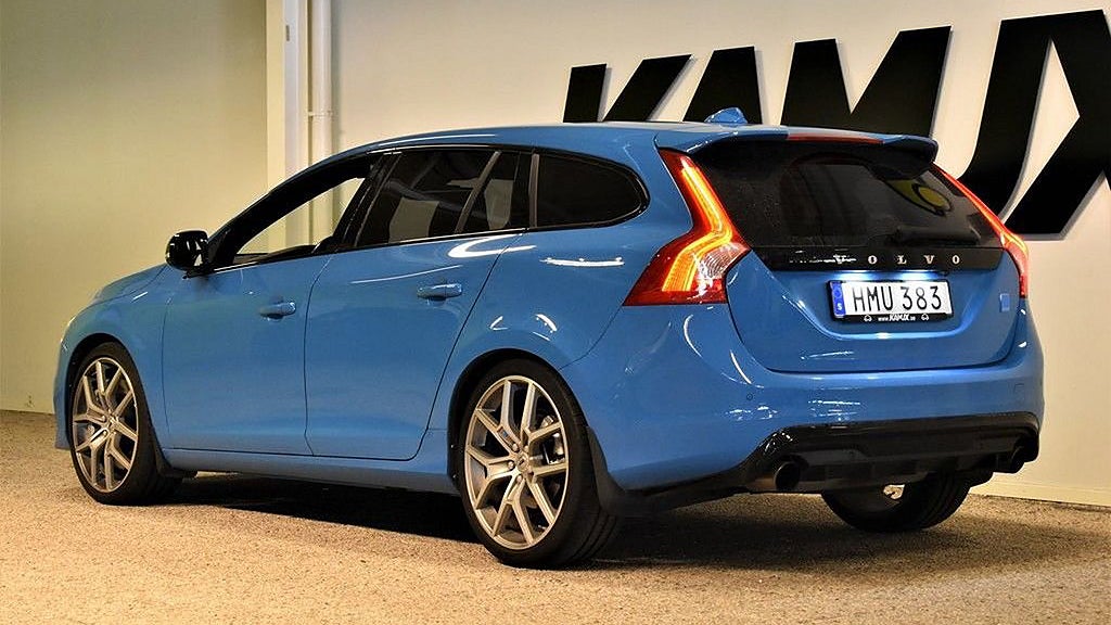 Volvon har rak treliters rak turboladdad sexa som genererar 350 hästkrafter. 