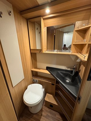 Husbil-halvintegrerad LMC H607 Breezer 150HK AUT  11 av 21
