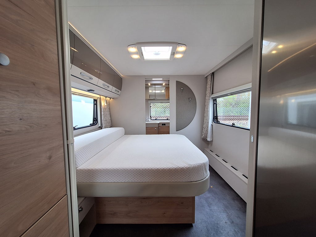 Dethleffs Nomad 650 RQT Scandinavia Snow Queenbädd, Dusch