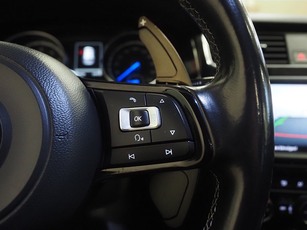 Volkswagen Golf SC R 2.0 TSI 4M 300hk Pano Skinn Dynaudio Keyless Navi 2015