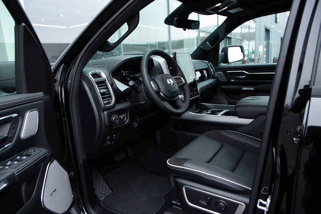 Dodge RAM 1500 Laramie Night Edition 420hk LÅG SKATT OMG LEV