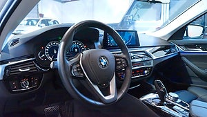 Den raka fyran i BMW 530e får hjälp av en elmotor. 
