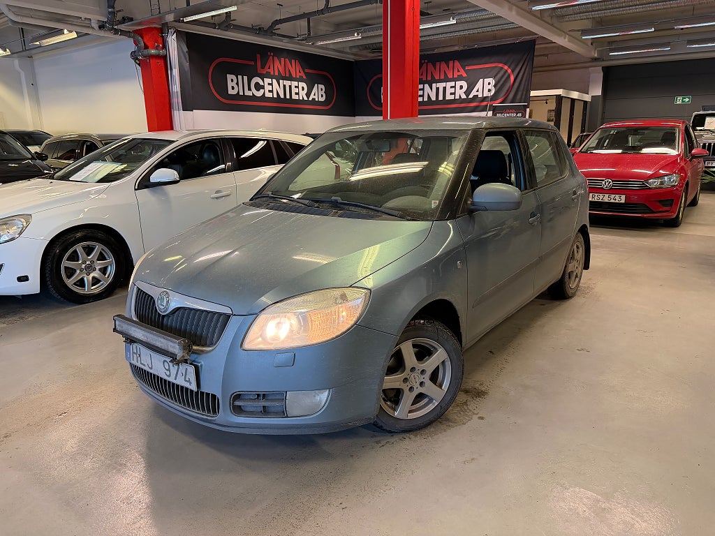 Skoda Fabia 1.2 Drag PDC Motorvärmare Ny besiktad Låg årsskatt AUX SoV