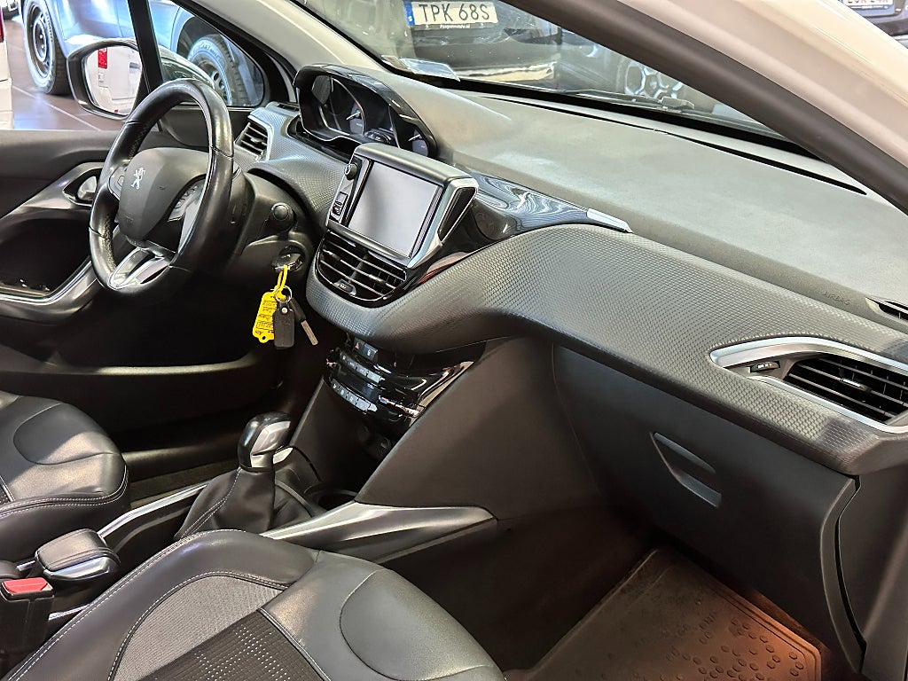 Peugeot 2008 Allure 1.2 VTi Panorama, dragkrok thumbnail