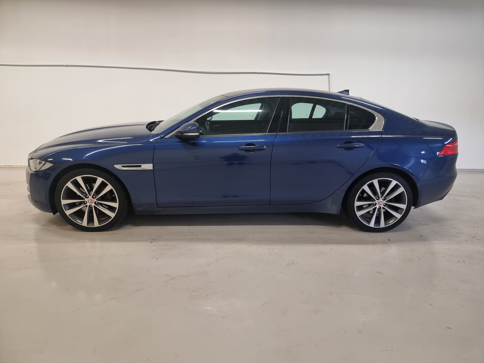 Jaguar XE 20d Automat Euro 6 180hk, bild 2/17