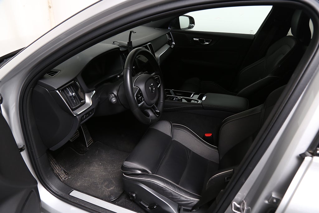 Volvo V60 Recharge T6 AWD 340hk R-Design |Navi|Kamera|Voc| 2022