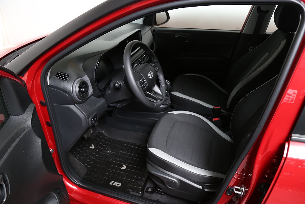 Hyundai i10 1,0 AMT Automat l P-sensorer l Backkamera l 2-tons lack 2025