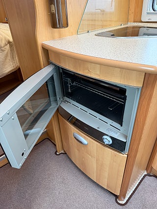 Husbil-integrerad Le Voyageur LX850 Mercedes (184HK AUT) Queensbed! ALDE! Hydrauliska stödben! 9 av 23