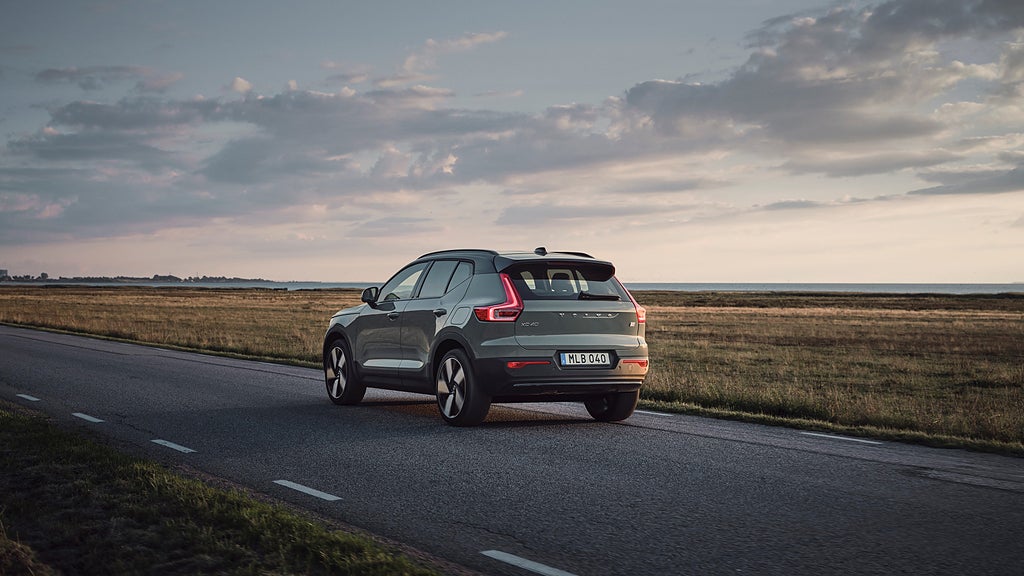 Nya Volvo XC40 får uppdateringar på exteriören som gör att designen synkroniseras med Volvo C40 Recharge. Foto: Volvo