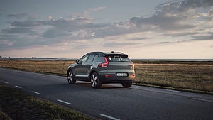 Nya Volvo XC40 får uppdateringar på exteriören som gör att designen synkroniseras med Volvo C40 Recharge. Foto: Volvo