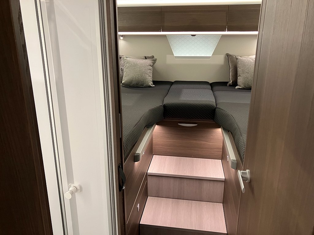 Adria Coral 670 DL Supreme / Långbäddar / Automat / 180hk / - Adria