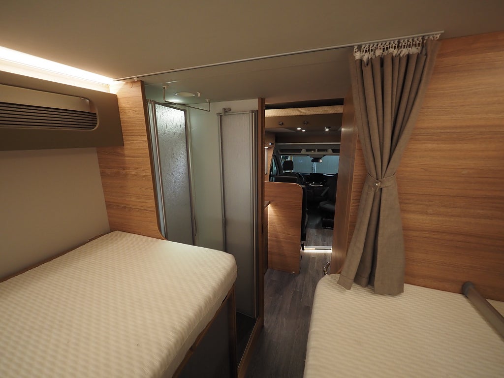 Weinsberg CaraSuite 700MEG 165hk I AUT I 3500kg I MOMS I Solcell I Backkam