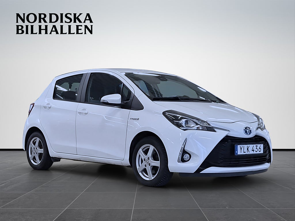 Toyota Yaris Hybrid e-CVT Active Nyservad Motorvärmare Bluetooth
