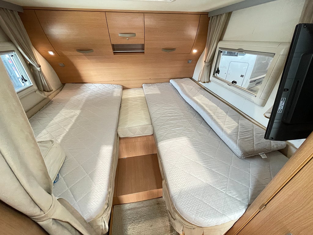 Adria Vision 707 SL /AC bodel/Solcell x2/Ugn/Taksäng/Långbäddar/Fint s - Adria