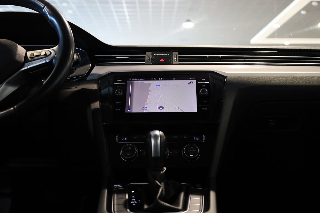 Volkswagen Passat 1,5 TSI R-Line Sportscombi Aut Drag Värmare Kamera