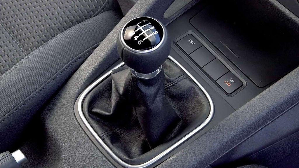 Växelreglage på en Volkswagen Golf GT.