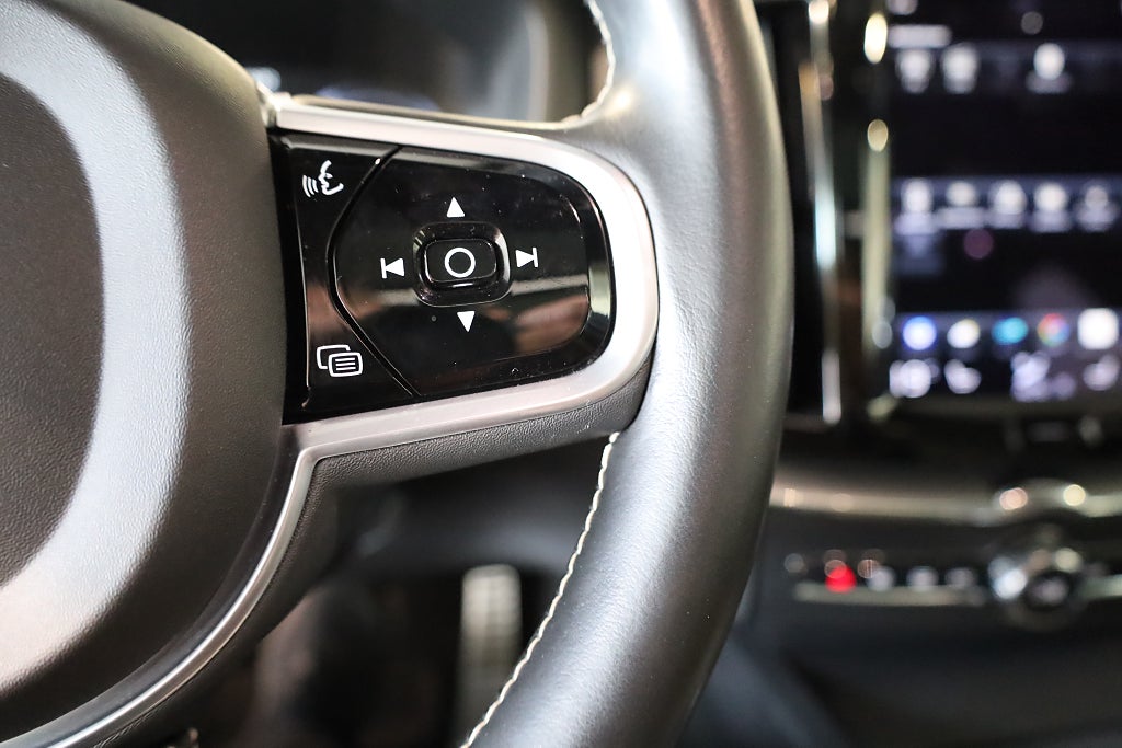 Volvo XC60 Recharge T6 AWD AUT R-Design Pano H&K Navi Kamera 2021