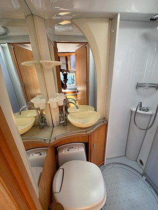 Husbil-halvintegrerad LMC Liberty TI 708 13 av 18