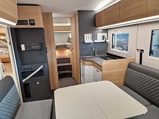 Husbil-halvintegrerad Adria Coral Plus 670 DL 13 av 31