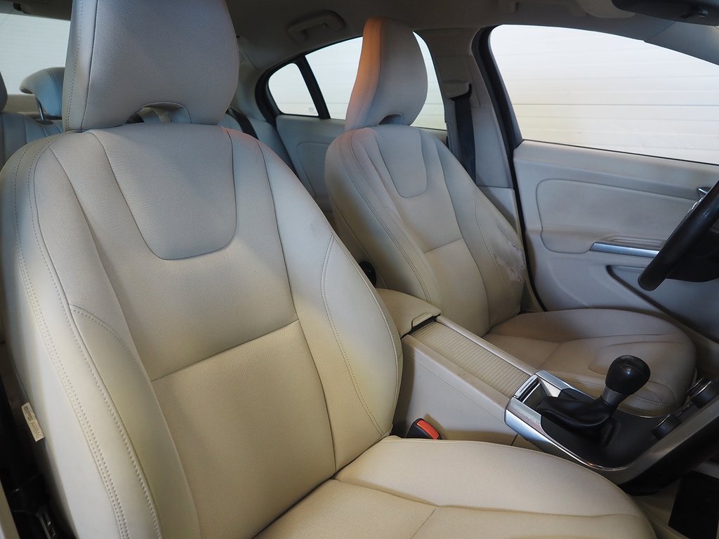 Volvo S60 T3 Kinetic 150hk | Låga mil | 2012