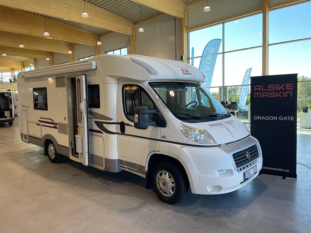 Adria Coral 670 SLT / Långbäddar / Badrum bak / 1350 mil / 2995kr/måna