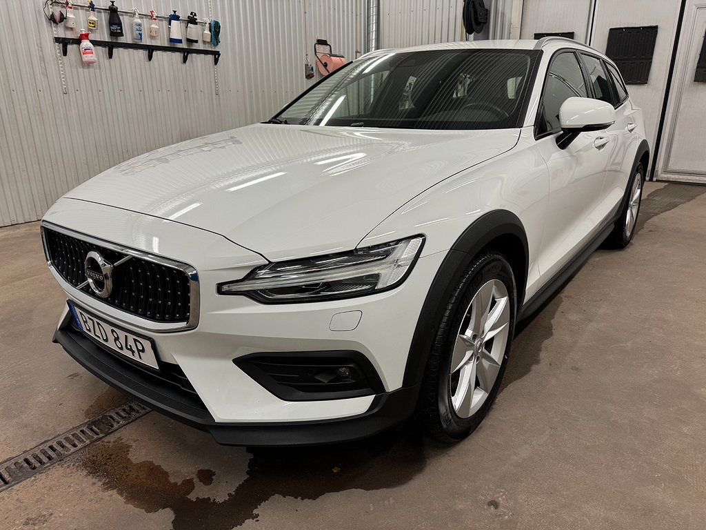 Volvo V60 Cross Country B4 AWD Aut  Momentum H/K Kamera