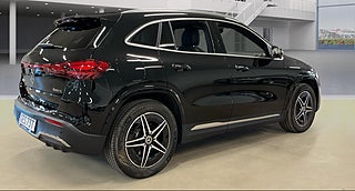 SUV Mercedes-Benz EQA 2 av 7