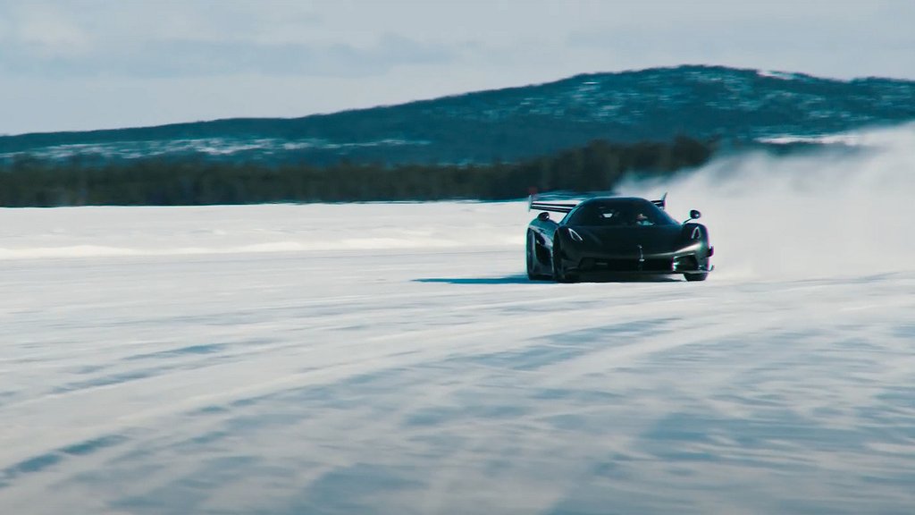 Koenigsegg Jesko Attack är ute i snön och leker. Skärmdump: Youtube