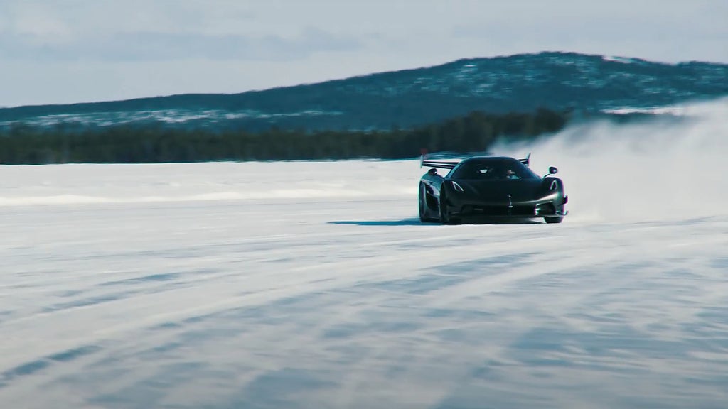 Koenigsegg Jesko Attack är ute i snön och leker. Skärmdump: Youtube