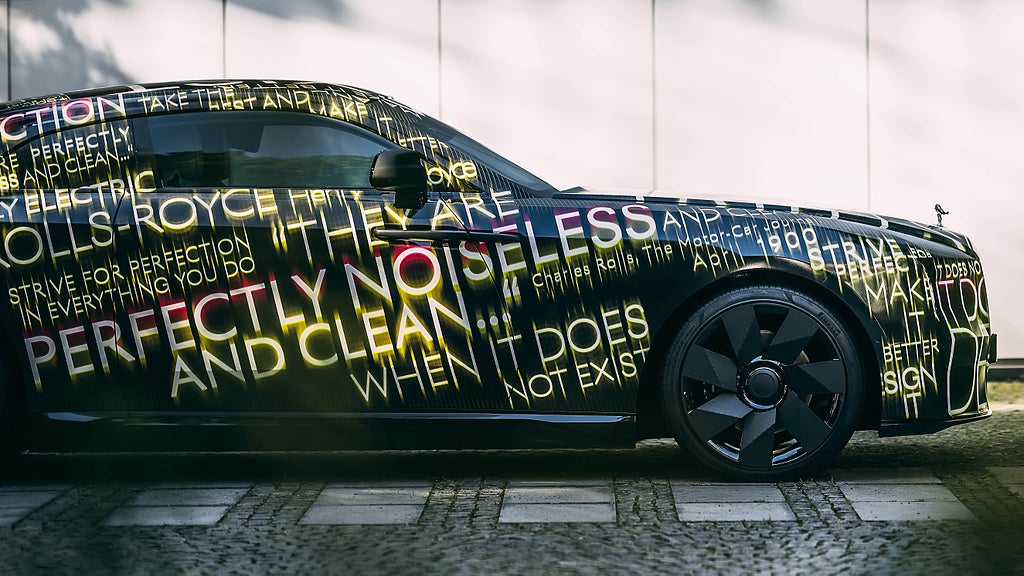 Rolls-Royce Spectre från sidan.