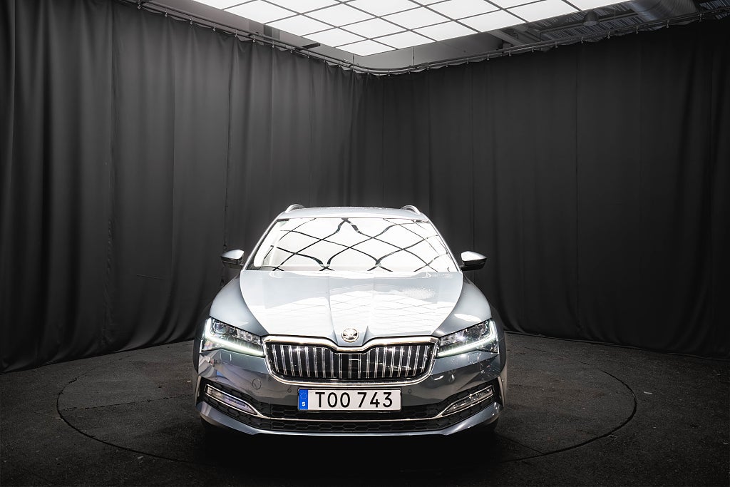 Skoda Superb BUSINESS ADVENTURE LÄDER DRAG B-VÄRMARE CANTON 93.4%SoH