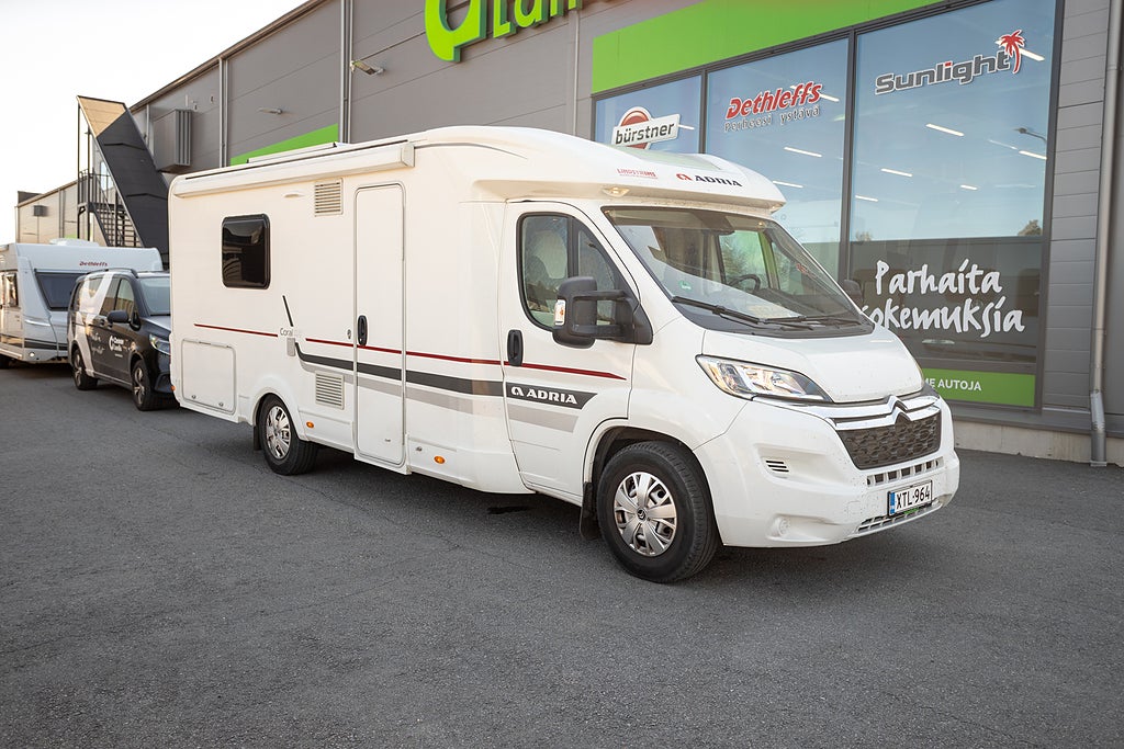 Adria Coral S 670 SLT Axess **TRUMA GAS/EL, LÅNGBÄDDAR**