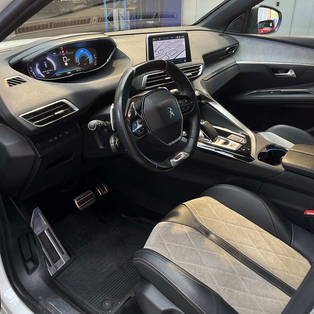 Peugeot 3008 GT+ HYBRID 4WD 300hk Navi Carplay Backkamera